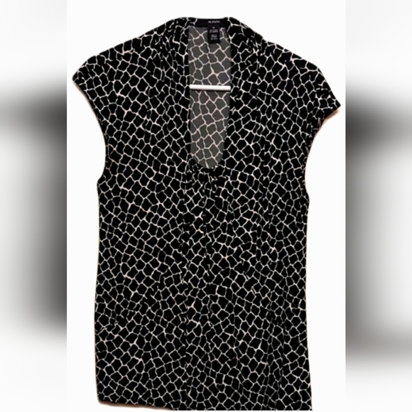 🌴 Wrinkle-Free Top - Picture 6 of 6